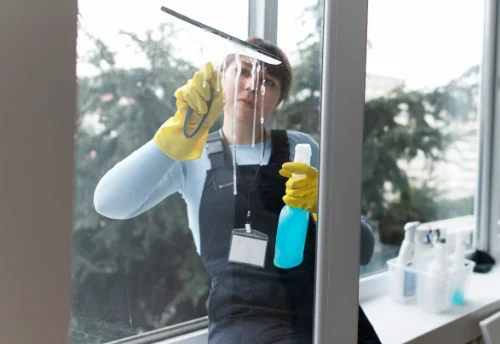 Nettoyage de vitres intérieures et extérieures à Charnècles